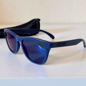 Like New- OAKLEY FROGSKINS- AUTHENTIC- Artesian Blue/Blue Iridium